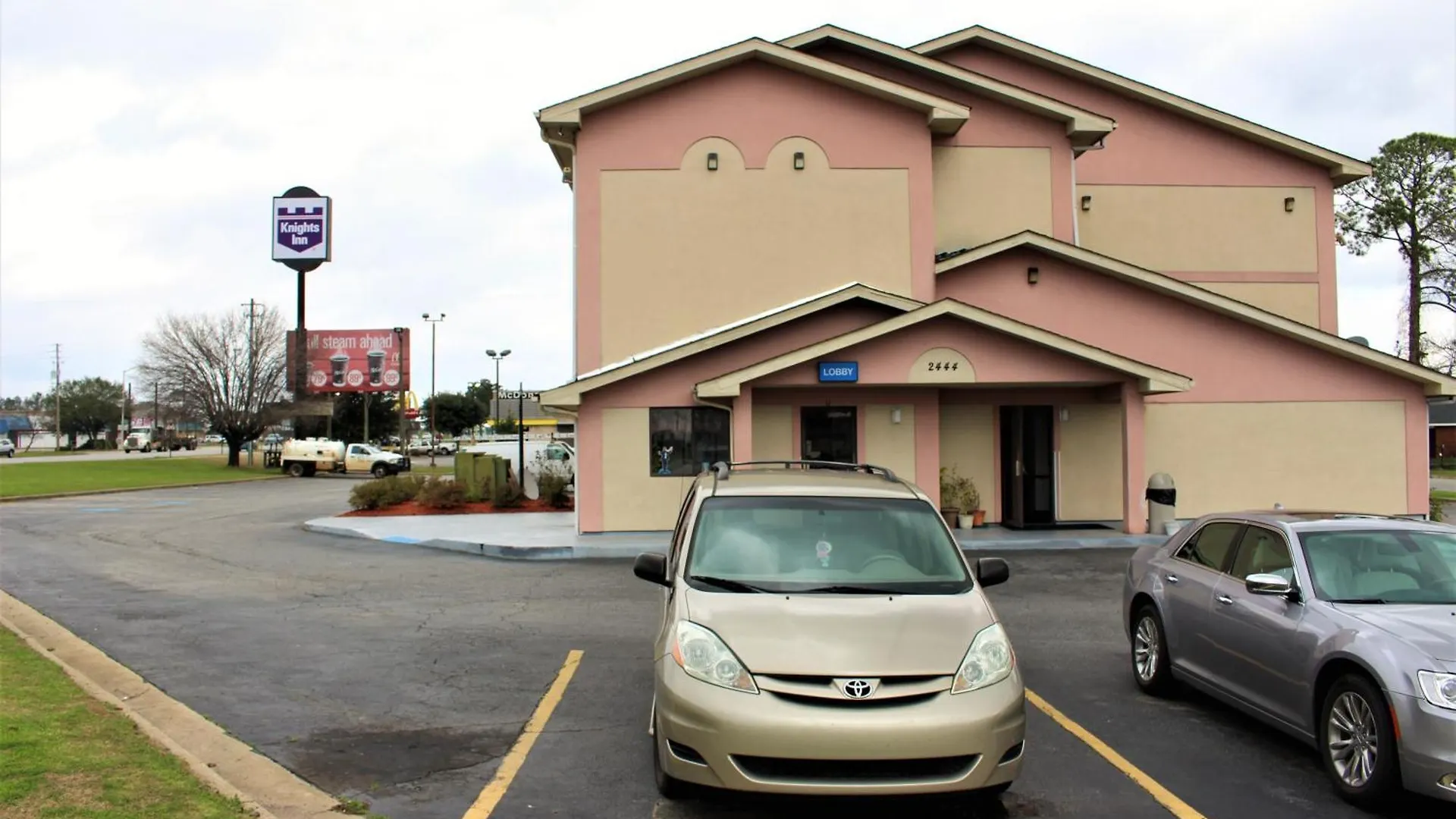 4 Airport Hotels Near The Parks at Chehaw That Deliver