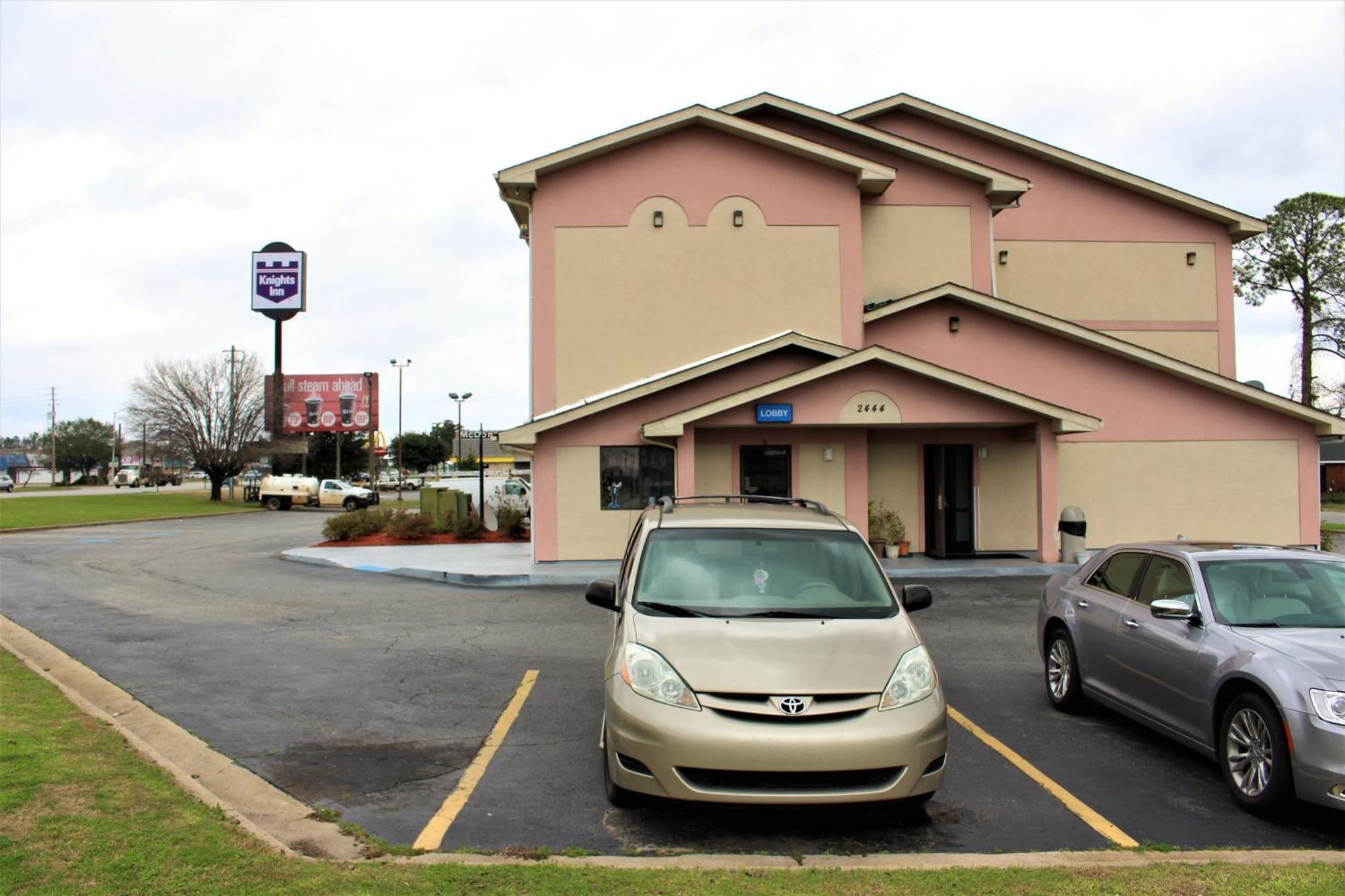 4 Airport Hotels Near The Parks at Chehaw That Deliver